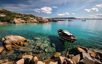Sardinien, ö, vik, träbåt, turkosvatten, turkosvik, sommar, resa till Italien, Sardiniens landskap, Italien