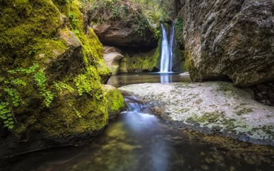 O Pinheiros, bela cachoeira, lago, cachoeira entre rochas, rio de montanha, Catalunha, Espanha