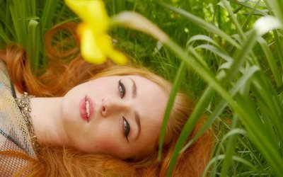 Sophie Turner, la actriz inglesa, retrato, cara, British celebridad, sesi&#243;n de fotos en la hierba, Sophie Turner Belinda