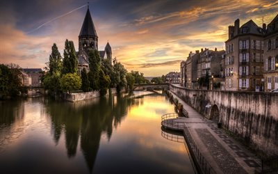 Metz, Mosel-Joki, Temple Neuf, kirkko, illalla, vanhoja rakennuksia, Ranska