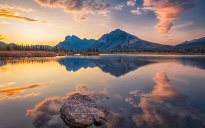 Vermillon, les Lacs, les montagnes Rocheuses Canadiennes, coucher de soleil, beau lac, Parc National Banff, Canada, Alberta