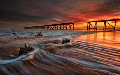 muelle de madera, mar, puesta de sol, olas, playa, Inglaterra
