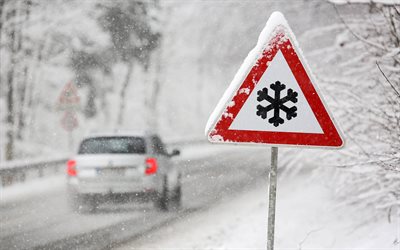 cobertos de neve, estradas conceitos, a queda de neve, sinal de alerta, inverno, estrada