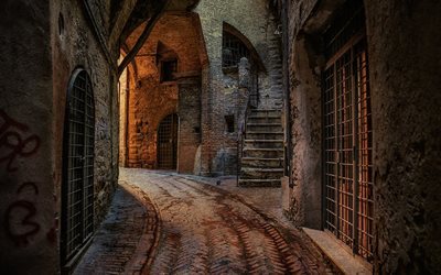 Perugia, casas antigas, rua, p&#244;r do sol, ver&#227;o, It&#225;lia