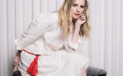 Brit Marling, photographie, sourire, blanc, costume, actrice am&#233;ricaine