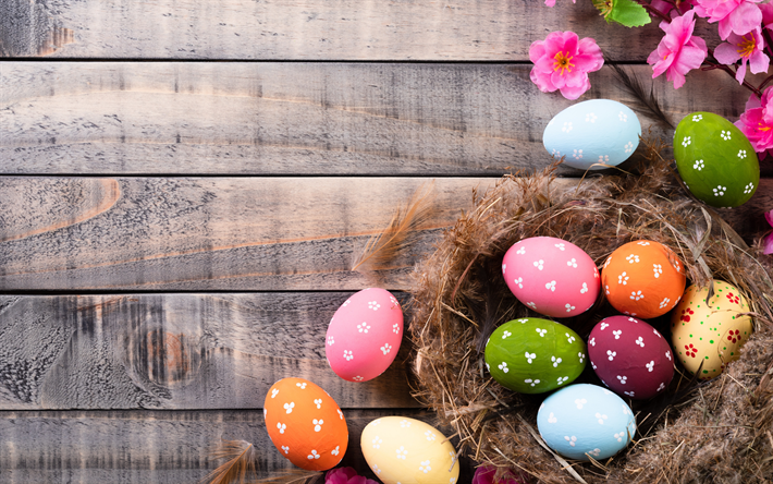 Los huevos de pascua, textura de madera, hermosos huevos pintados de Pascua, el nido