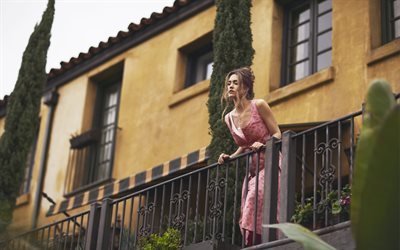 Jessica Alba, la actriz Estadounidense, vestido de color rosa, hermosa mujer