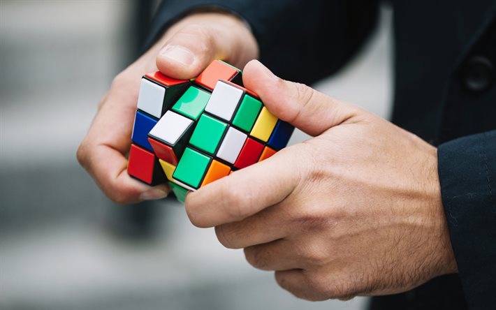 Cubo di Rubik nelle mani, uomo d&#39;affari, uomini d&#39;affari, cubo di Rubik, puzzle di combinazione, combinazioni di concetti, ricerca di soluzioni