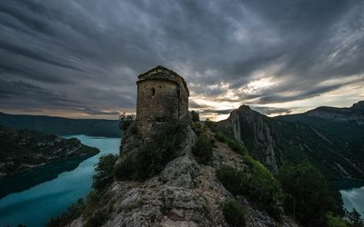 La Pertusa, la chiesa Romanica, Ermita de la Pertusa, tramonto, paesaggio di montagna, estate, lago di montagna, Spagna