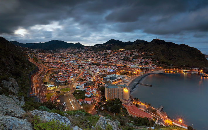 Madeira, la Bah&#237;a de Machico, por la Noche, las monta&#241;as, la costa, Portugal, en el Oc&#233;ano Atl&#225;ntico