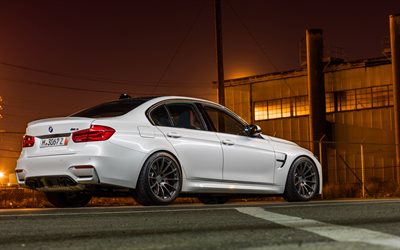 BMW M3, F80, 2018, 白いセダン, 黒色車輪, チューニングの新M3, 夜, 夕日, チューニングF80, BMW