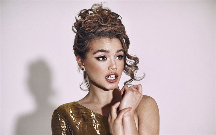 Paris Berelc, american actress, portrait, photoshoot, golden dress, american fashion model