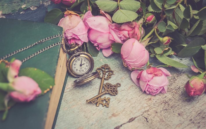 vieille montre de poche, roses roses, vieilles cl&#233;s, humeur, objets vintage, concepts de temps