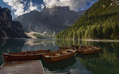 Lago Braies, Pragser Wildsee, lago de montanha, montanhas, barcos de madeira, Tirol Do Sul, Dolomitas