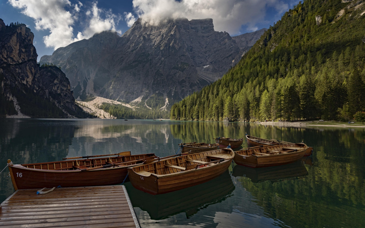 El lago de Braies, Pragser Wildsee, monta&#241;a, lago, monta&#241;as, barcos de madera, Tirol del Sur, Dolomitas