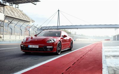 Porsche Panamera GTS, 2019, vista desde el frente, rojo sports coupe, rojo nuevo Panamera, pista de carreras, Porsche
