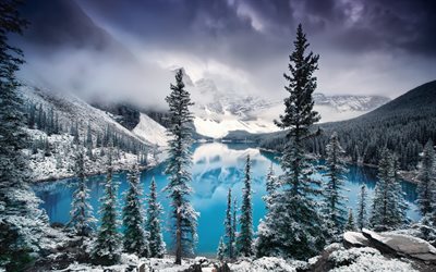 モレーン湖があり, 青色の氷河湖, 山の風景, 森林, アルバータ州, カナダ, バンフ国立公園