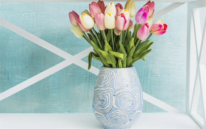 un vase avec des tulipes, fleurs de printemps, de belles tulipes rouges, bouquet de fleurs, tulipes