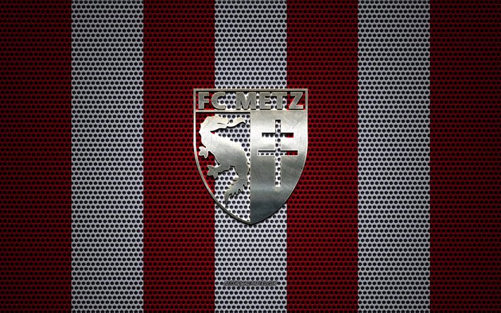 Le FC Metz logo, club fran&#231;ais de football, embl&#232;me m&#233;tallique, de rouge et de blanc, blanc de maille en m&#233;tal d&#39;arri&#232;re-plan, le FC Metz, en Ligue 1, Metz, France, le football