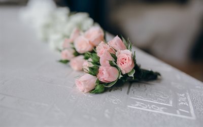 ピンク色のバラ, ブライダルブーケ, 花飾り, 結婚式の花束, 白いテーブルクロス, バラ
