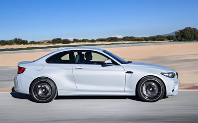 BMW M2, 2018, vista lateral, branco coup&#233; desportivo, pista de corridas, branco M2, ajuste, Carros alem&#227;es, M2 Concorr&#234;ncia, BMW