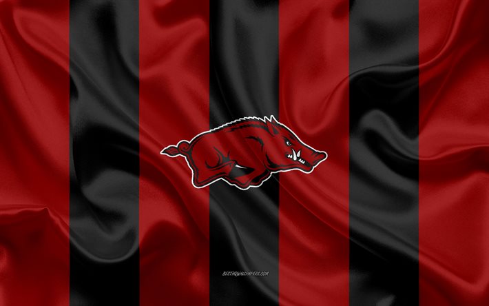 Arkansas Razorbacks, Time de futebol americano, emblema, seda bandeira, vermelho-preto de seda textura, NCAA, Arkansas Razorbacks logotipo, Fayetteville, Arkansas, EUA, Futebol americano, National Collegiate Athletic Association