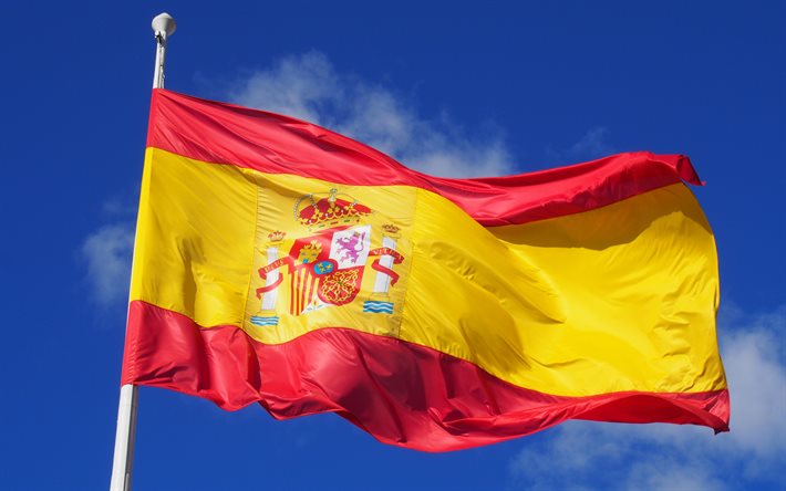 4k, スペイン語フラグ, 青空, 欧州, 国立記号, フラグのスペイン, 旗竿, イタリア, 欧諸国, スペインの3Dフラグ