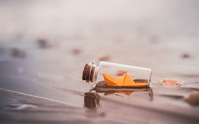 pappersbåt i en flaska, orange pappersbåt, meddelande i en flaska, strand, resekoncept, sommarresor