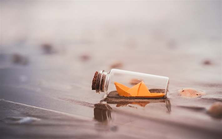 barchetta di carta in una bottiglia, barchetta di carta arancione, messaggio in una bottiglia, spiaggia, concetti di viaggio, viaggi estivi
