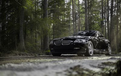 BMW Z4, 4k, bosque, supercars, negro z4, offroad, el roadster de BMW