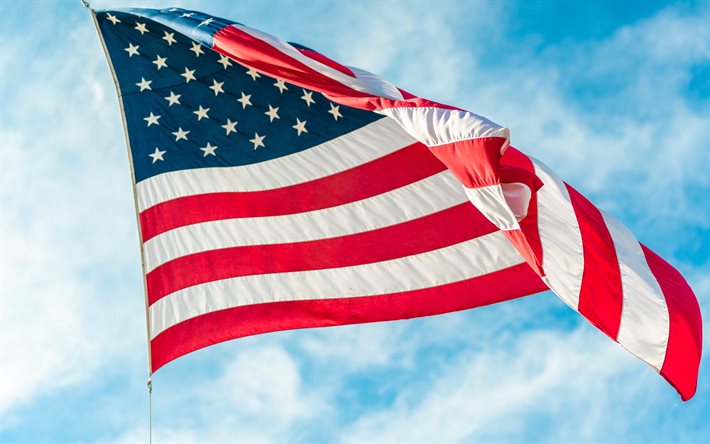 Amerikansk flagga, 4k, bl&#229; himmel, flaggor, USA-flagga, viftande amerikansk flagga, n&#228;rbild, Amerikas flagga