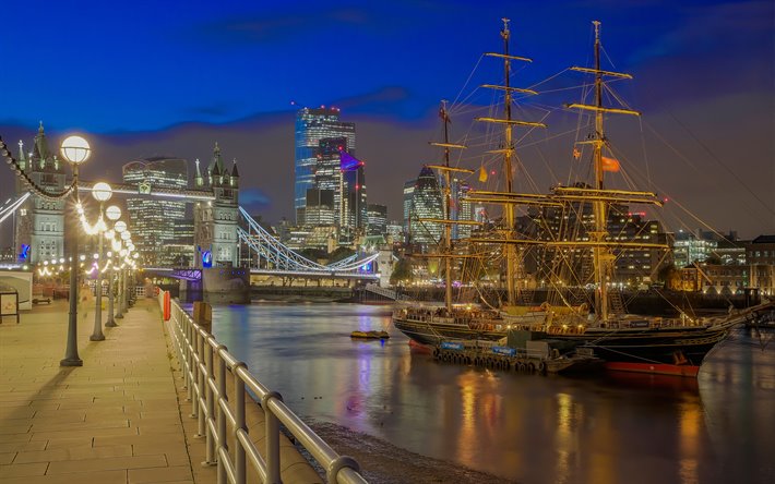 Il Tower Bridge, Londra, il Tamigi, la sera, la barca a vela, citt&#224;, grattacieli, Inghilterra, Regno Unito