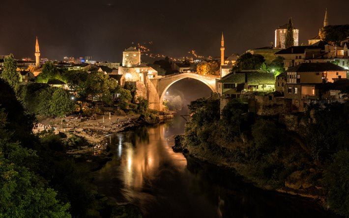 Mostar, Ponte Vecchio, fiume Neretva, ponte di pietra, punto di riferimento di Mostar, paesaggio urbano di Mostar, notte, Bosnia ed Erzegovina