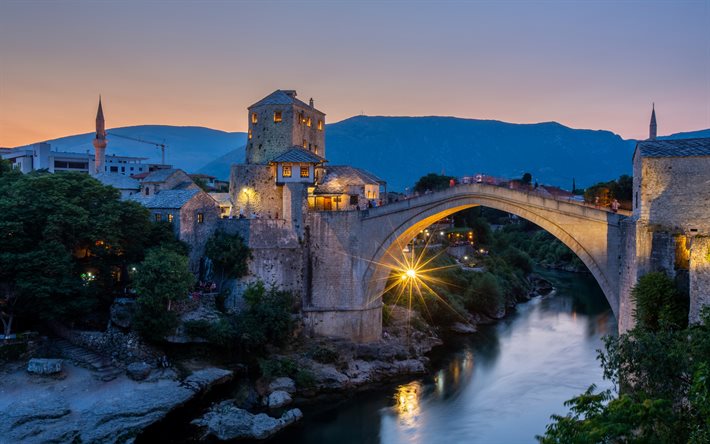 Mostar, Stari Most, ilta, auringonlasku, Neretva-joki, Mostarin maamerkki, Mostarin kaupunkikuva, Bosnia ja Hertsegovina