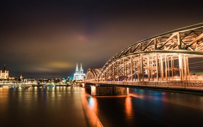 La Catedral de colonia, Puente de Hohenzollern, de Colonia, de noche, las luces de la ciudad, Alemania