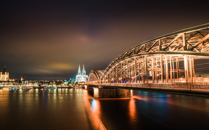 A Catedral De Col&#243;nia, Ponte Hohenzollern, Col&#243;nia, noite, luzes da cidade, Alemanha