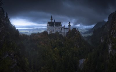 Il castello di Neuschwanstein, castello romantico, mattina, nuvole, nebbia, paesaggio di montagna, sunrise, Baviera, Germania, Re Ludwig II