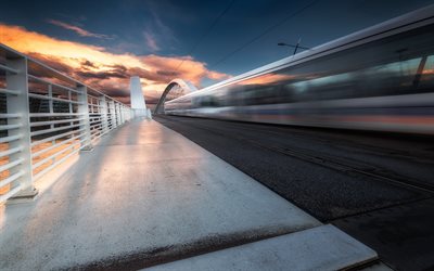 Lyon, Pont Raymond Barre, beyaz k&#246;pr&#252;, motion blur, şehir elektrikli tren, Rhone-Alpes, Fransa