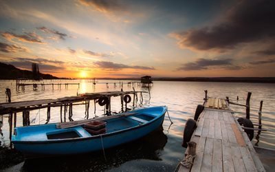 Le lac de Varna, coucher de soleil, quai, bateau, Bulgarie