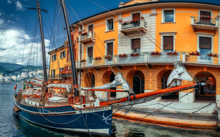 Malcesine, Lago di Garda, barca a vela in legno, paesaggio di montagna, Italia