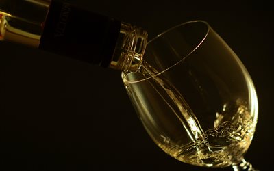 ガラスの白ワイン, ワインの概念, 白ワイン, 黒い背景, ワイン