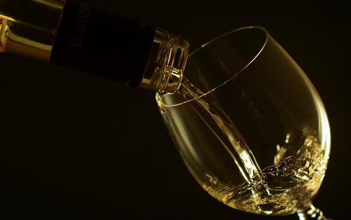 bicchiere di vino bianco, vino concetti, vino bianco, sfondo nero, vino