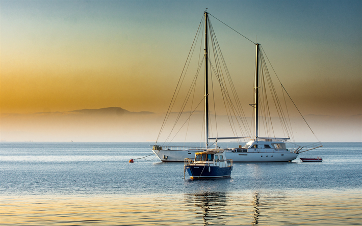 bateaux dans la mer, un voilier, un blanc grand yacht, coucher du soleil, soir&#233;e, paysage marin