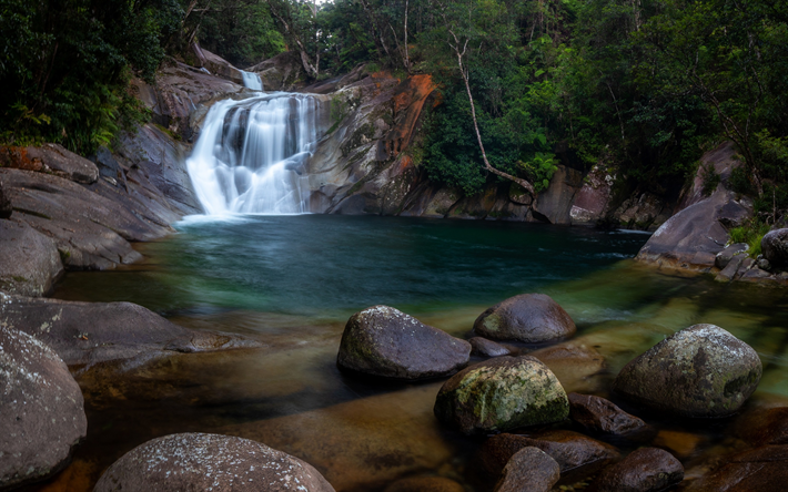 vackra sj&#246;n, vattenfall, skogen, stora stenar, berg