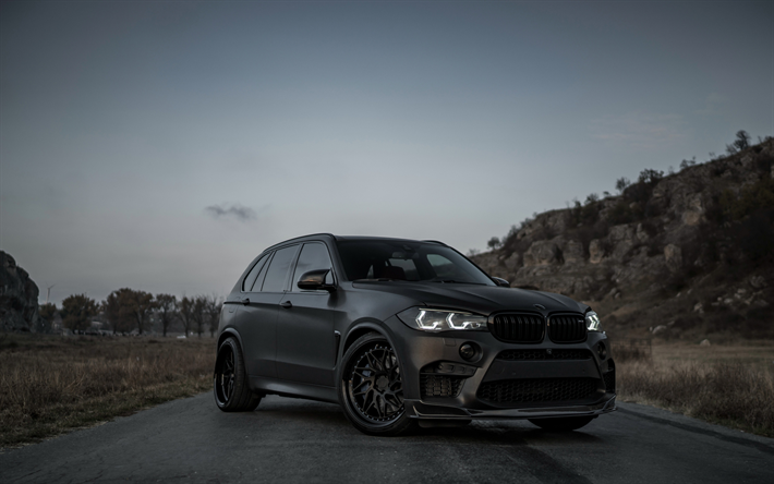 BMW X5M, 2018, Z الأداء, سيارات الدفع الرباعي الفاخرة, ضبط X5, جديد أسود لامع X5M, عجلات سوداء, السيارات الألمانية, BMW