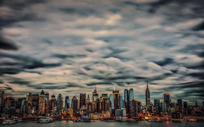 Manhattan, New York, pilvenpiirt&#228;ji&#228;, illalla kaupunki, pilvet, NYC, USA, Amerikassa