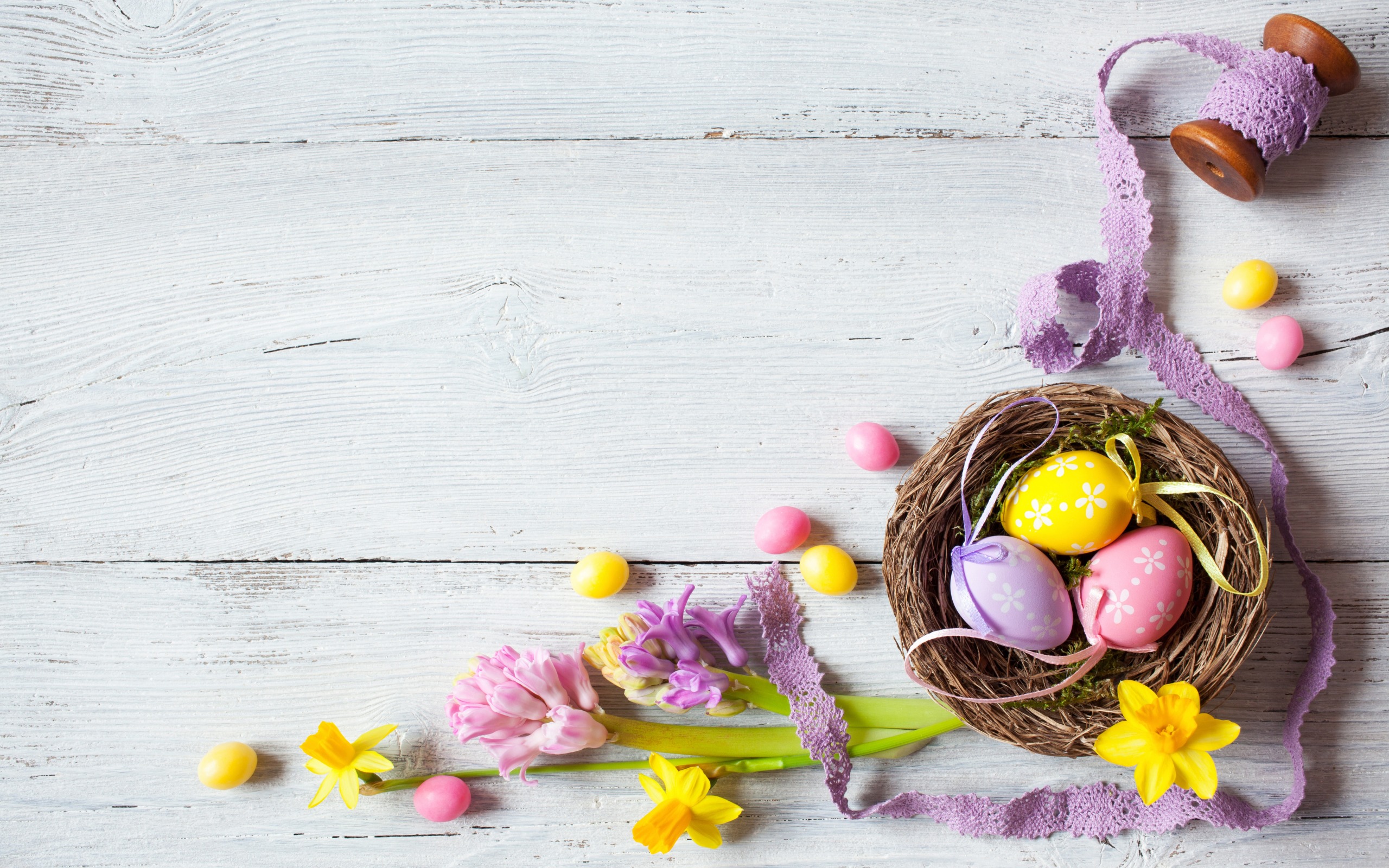 Lataa kuva Pääsiäinen, maalatut munat, loma attribuutteja, kevät,  uskonnolliset juhlapäivät, kevään kukat näytön resoluutio 2560x1600.  Taustakuvat työpöydälle
