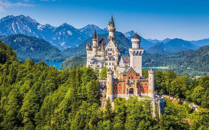 Il Castello di Neuschwanstein, Schwangau, romantico castello, paesaggio di montagna, castelli della Germania, Germania