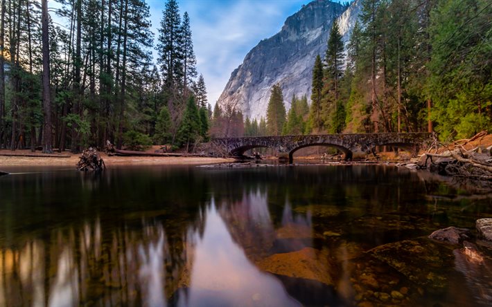 Ahwahnee K&#246;pr&#252;s&#252;, Merced Nehri, akşam, g&#252;n batımı, dağ manzarası, dağ nehir, Yosemite Ulusal Parkı, ABD