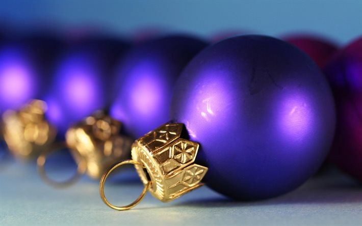 紫のクリスマスボール, ボケ, クリスマスの装飾, 新年の飾り, 新年あけましておめでとうございます, メリークリスマス, 新年のコンセプト, クリスマスの飾り